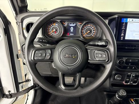 Used 2025 Jeep Gladiator Sport AWD/4WD image 17