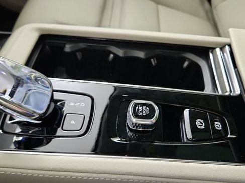 New 2026 Volvo XC90 T8 Ultra w/ Protection Package Premier AWD/4WD image 17