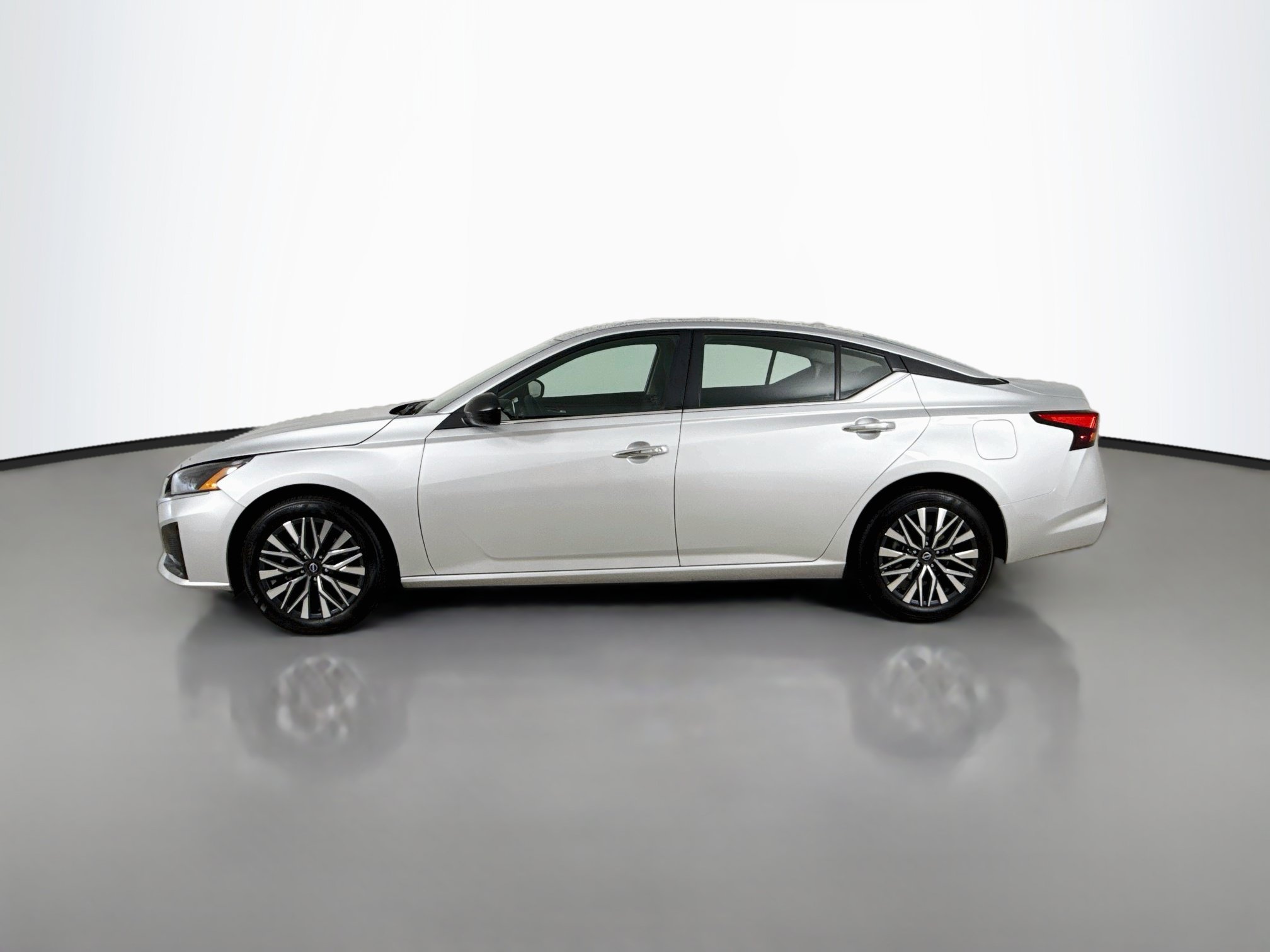 Used 2025 Nissan Altima 2.5 SV AWD/4WD image 4