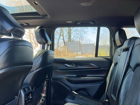 Used 2025 Jeep Grand Cherokee Altitude image 27