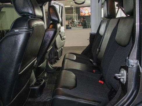 Used 2017 Jeep Wrangler Unlimited Sahara image 12