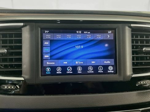Used 2018 Chrysler Pacifica Touring-L FWD image 21