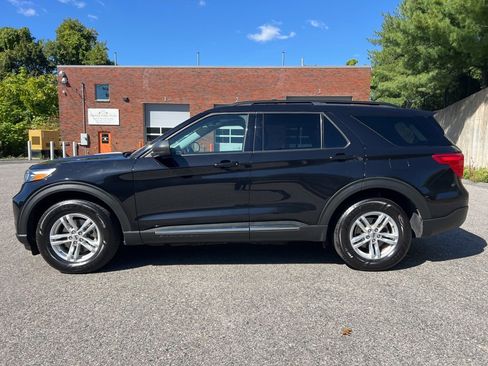 Used 2022 Ford Explorer XLT w/ Equipment Group 202A image 2