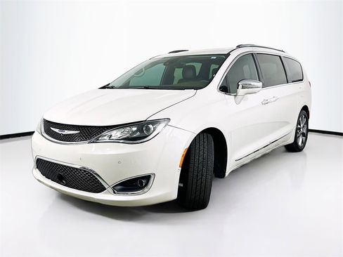 Used 2019 Chrysler Pacifica Limited w/ Tire & Wheel Group image 2