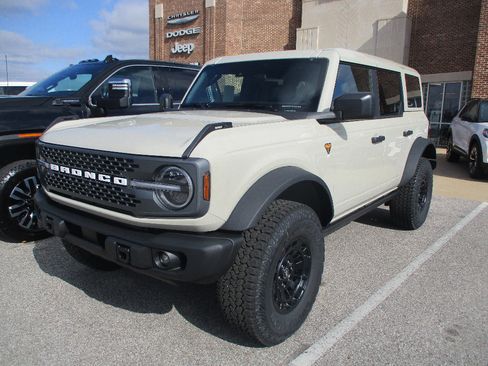 New 2026 Ford Bronco Badlands w/ Sasquatch Package AWD/4WD image 3