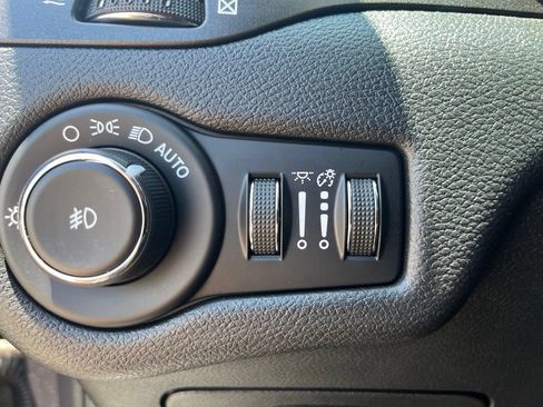 Used 2020 Jeep Cherokee Trailhawk AWD/4WD image 19