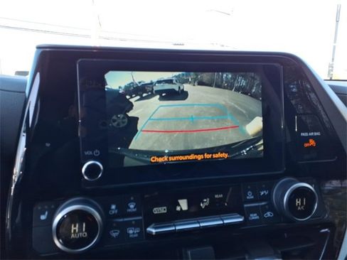 Used 2023 Toyota Highlander XLE image 23