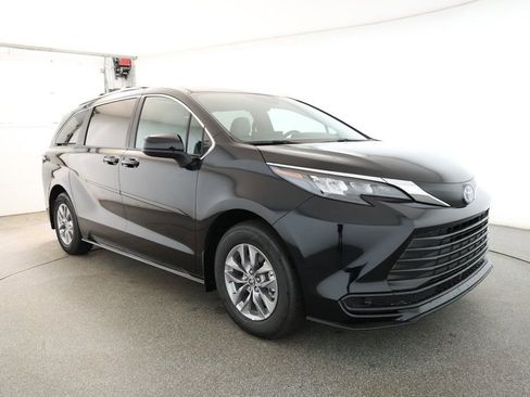 Used 2025 Toyota Sienna LE image 3