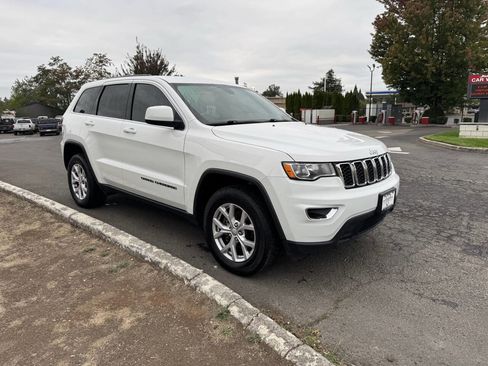 Used 2020 Jeep Grand Cherokee Laredo image 2