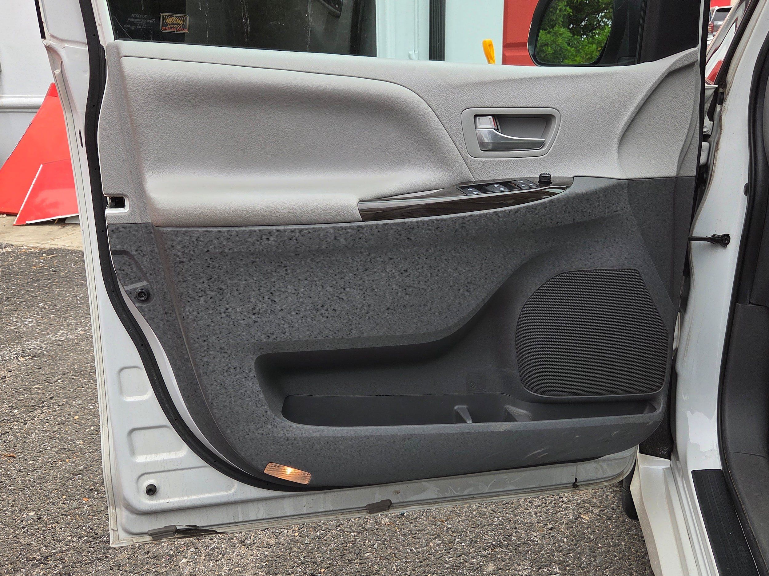 Used 2020 Toyota Sienna XLE FWD image 11