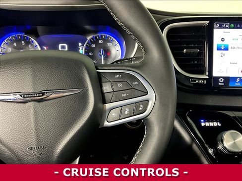 Used 2025 Chrysler Pacifica Select FWD image 12