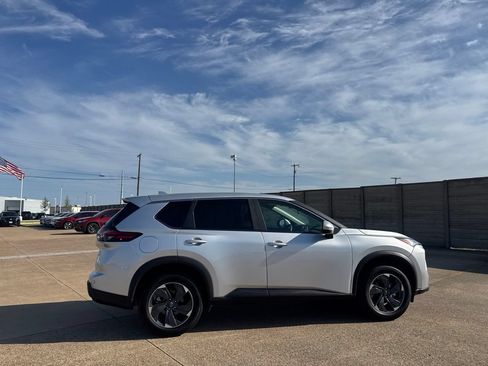 Certified 2024 Nissan Rogue SV FWD image 23