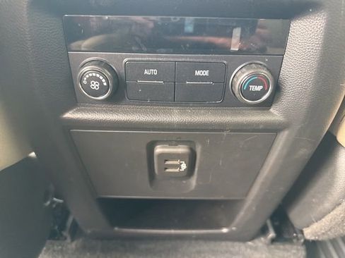 Used 2022 Chevrolet Traverse LT FWD image 12