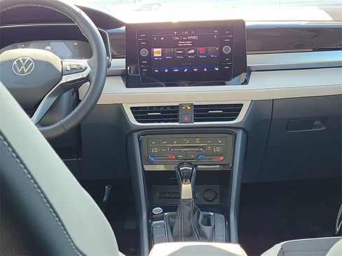 Certified 2025 Volkswagen Taos SE image 15
