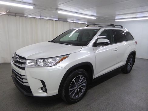 Used 2019 Toyota Highlander XLE AWD/4WD image 3