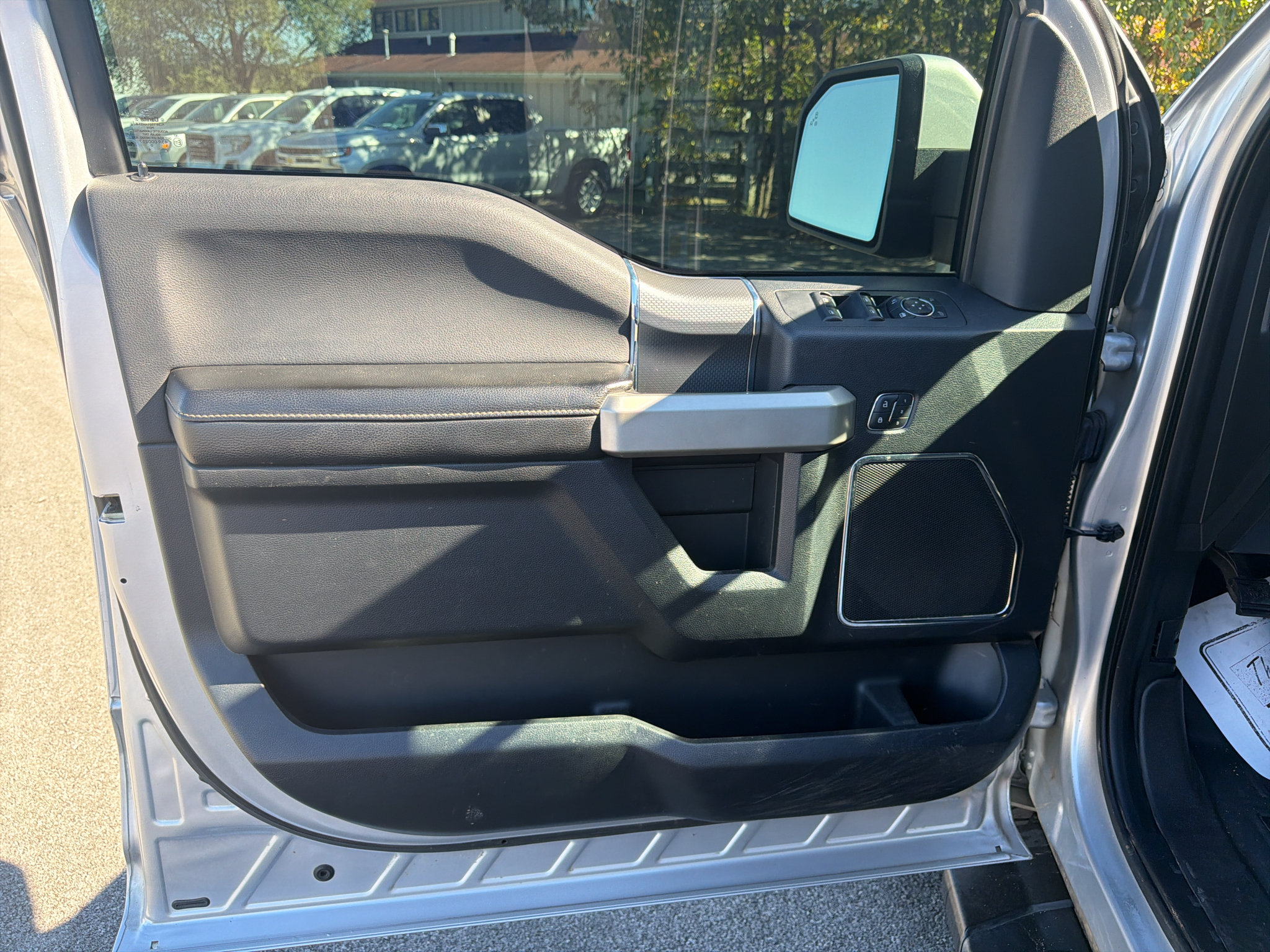 Used 2015 Ford F150 Lariat AWD/4WD image 9