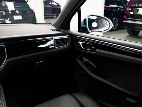 Used 2018 Porsche Macan w/ Premium Package Plus image 10