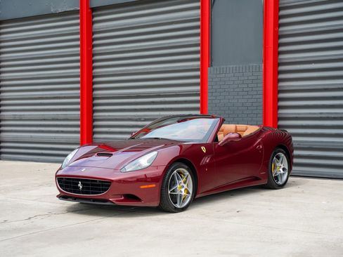 Used 2010 Ferrari California RWD image 1