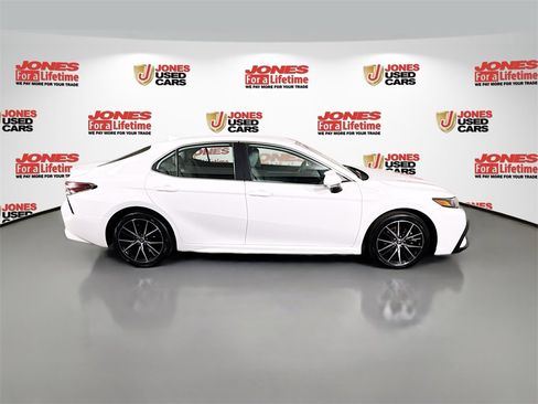 Certified 2022 Toyota Camry SE image 16
