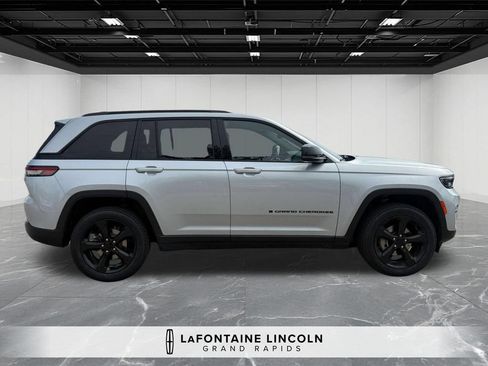 Used 2023 Jeep Grand Cherokee Altitude AWD/4WD image 6
