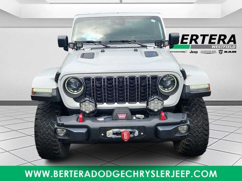 Used 2024 Jeep Gladiator Rubicon AWD/4WD image 2