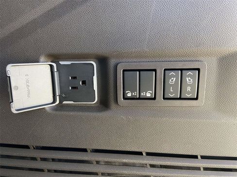 Used 2024 Chevrolet Tahoe Z71 w/ Luxury Package image 10