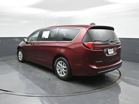 Used 2023 Chrysler Pacifica Touring-L image 5