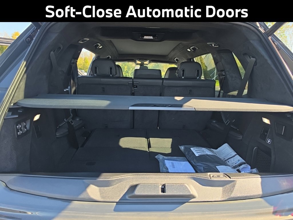 Used 2022 BMW X7 xDrive40i w/ M Sport Package AWD/4WD image 14