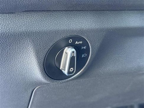 Used 2023 Volkswagen Jetta SE w/ Panoramic Sunroof Package image 19