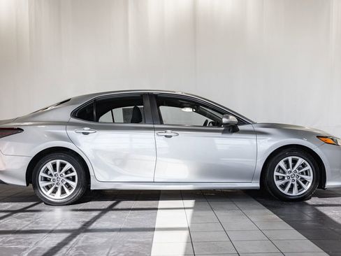 Used 2021 Toyota Camry LE image 3