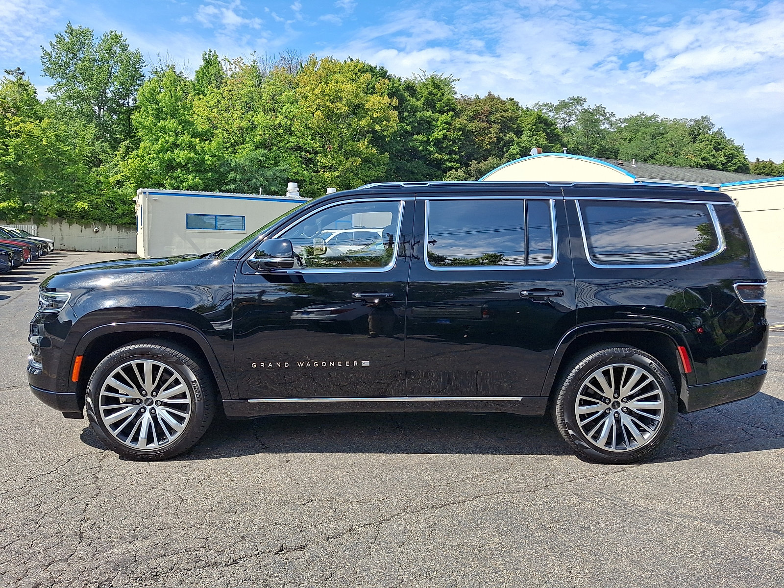 Used 2024 Jeep Grand Wagoneer Series III w/ HD Trailer Tow Package AWD/4WD image 7