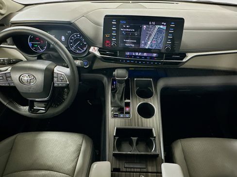 Used 2023 Toyota Sienna Limited FWD image 27