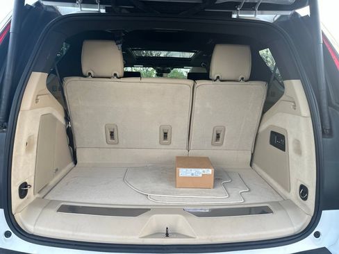 Used 2024 Cadillac Escalade Premium Luxury AWD/4WD image 12