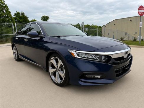 Used 2018 Honda Accord Touring image 9