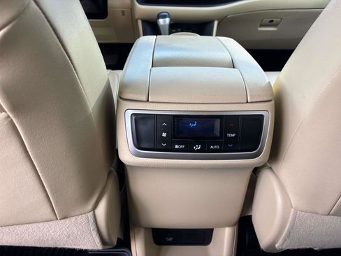 Used 2019 Toyota Highlander XLE image 15