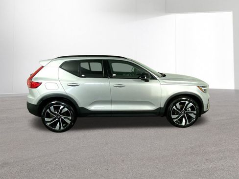Used 2025 Volvo XC40 B5 Plus image 36