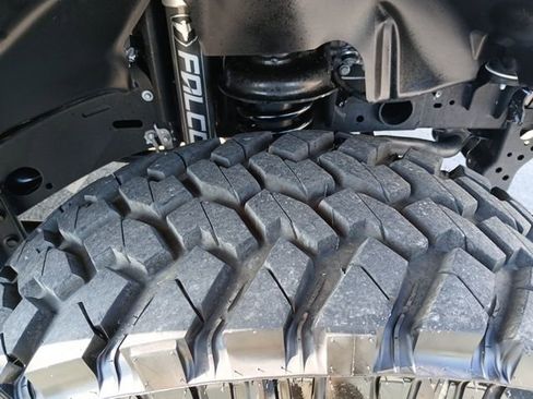 Used 2025 Jeep Gladiator Sport image 22