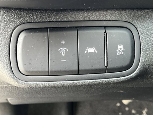 Used 2022 Hyundai Venue Limited image 19