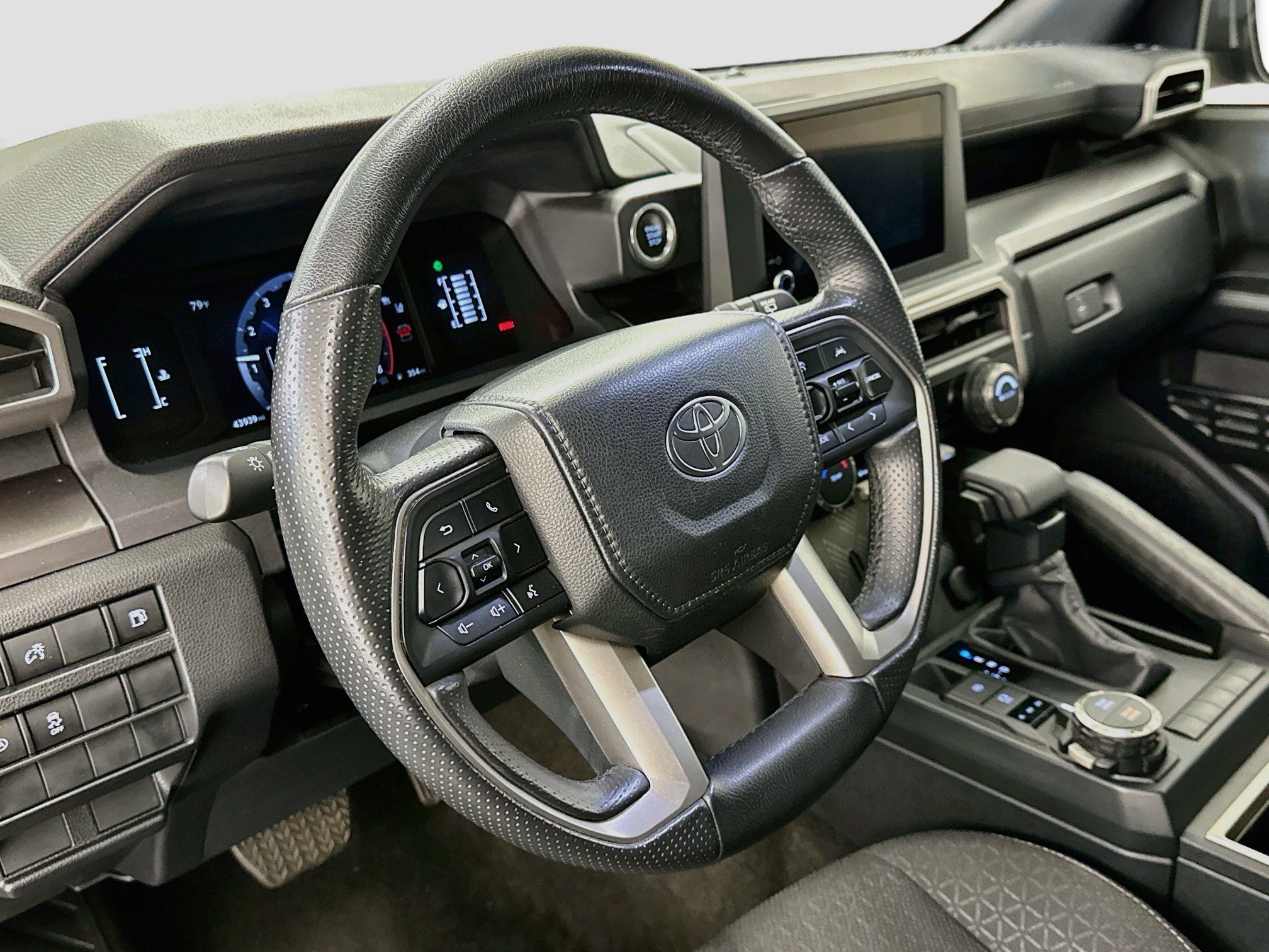 Used 2025 Toyota 4Runner SR5 AWD/4WD image 18