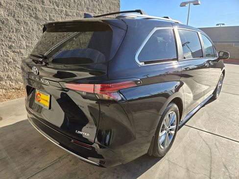 Used 2025 Toyota Sienna Limited image 4