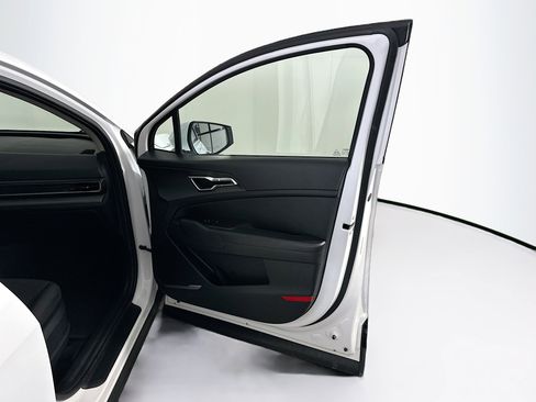 Used 2025 Kia Sportage LX image 31