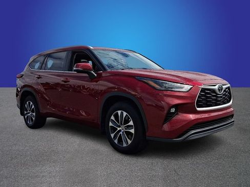 Used 2023 Toyota Highlander XLE AWD/4WD image 3