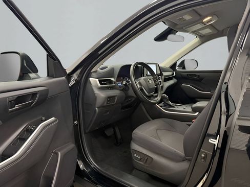 Used 2024 Toyota Highlander LE FWD image 9