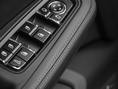 Used 2025 Porsche Macan image 42