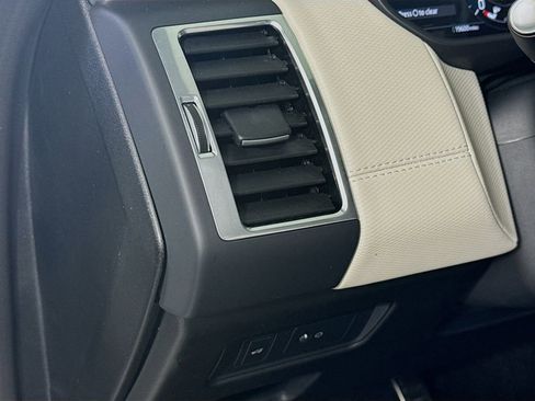 Used 2024 Land Rover Discovery Dynamic SE image 10