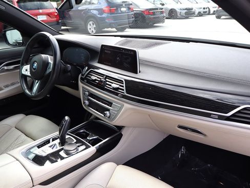 Used 2020 BMW 740i w/ M Sport Package RWD image 24