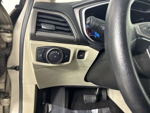 Used 2019 Ford Fusion SE FWD image 14