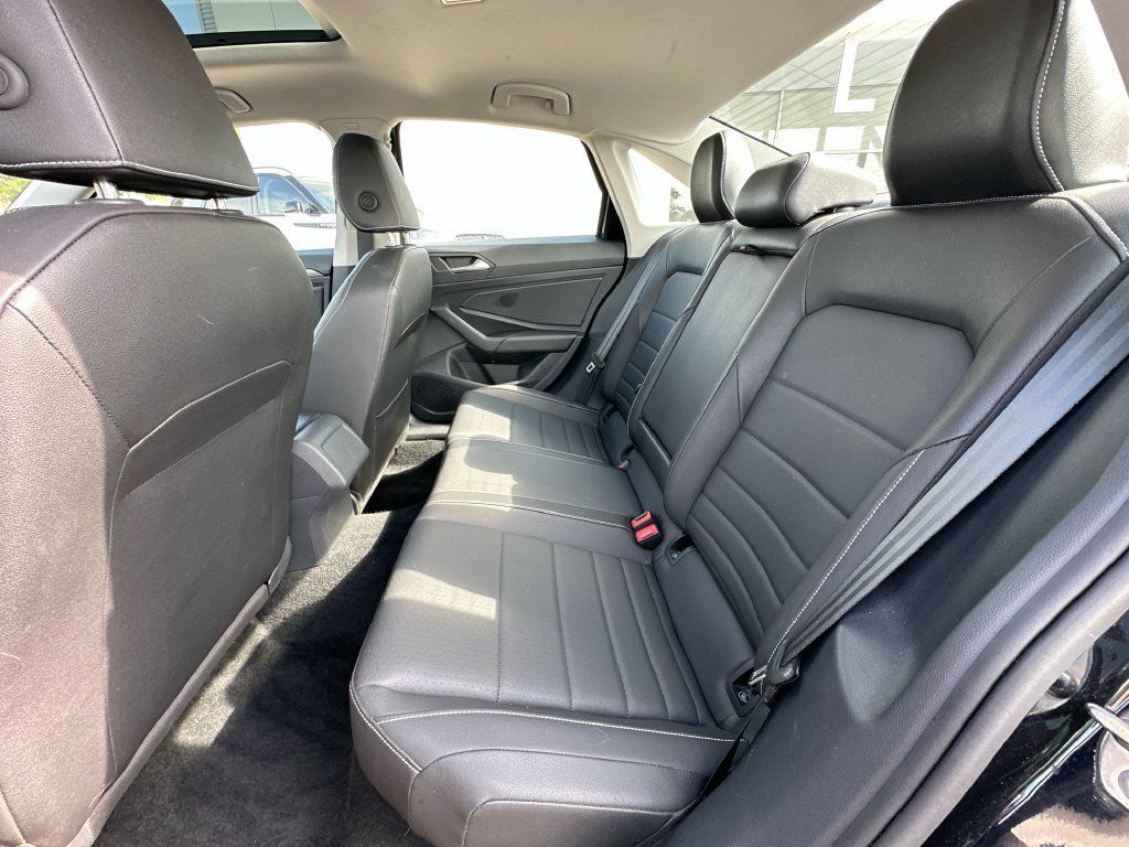 Used 2024 Volkswagen Jetta SE FWD image 4