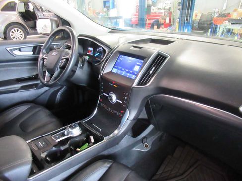 Used 2020 Ford Edge Titanium FWD image 25