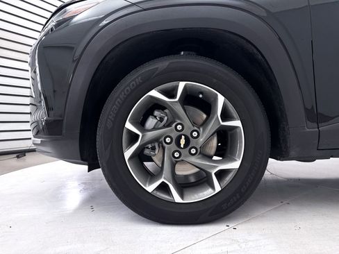 Used 2025 Chevrolet Trax LT w/ LT Convenience Package FWD image 12